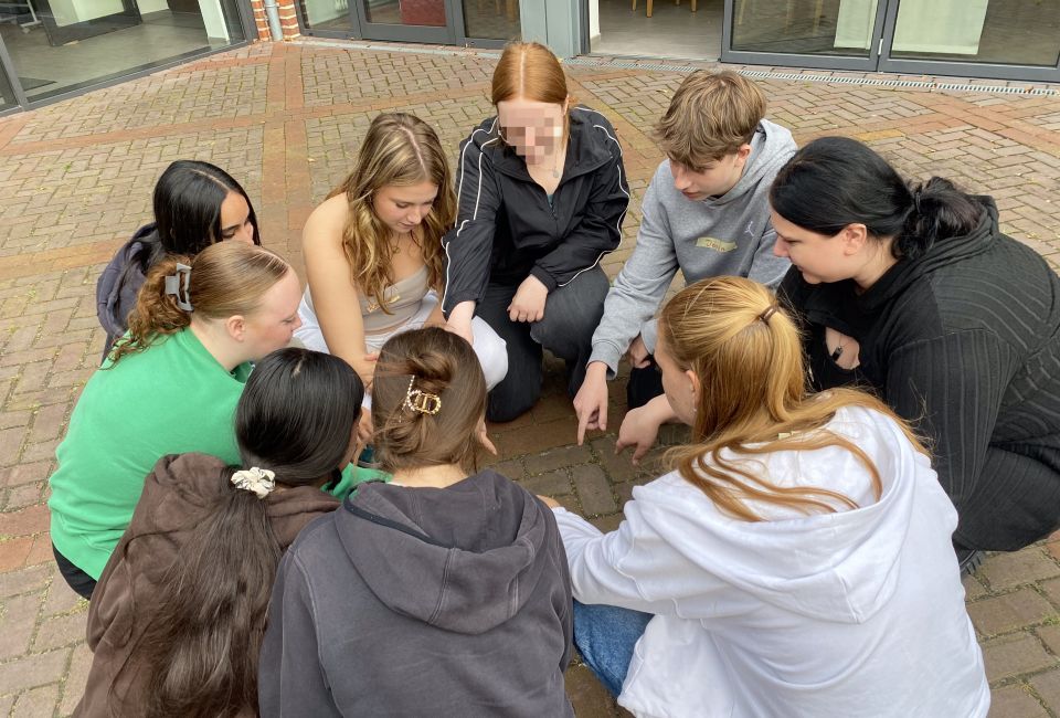Image - Angehende Pflegeassistentinnen und -assistenten auÃŸerschulisch unterwegs